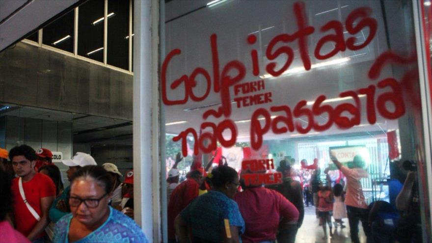 Los manifestantes antigubernamentales ocupan la sede del Ministerio de Hacienda en Brasilia (la capital de Brasil), 5 de septiembre de 2016.