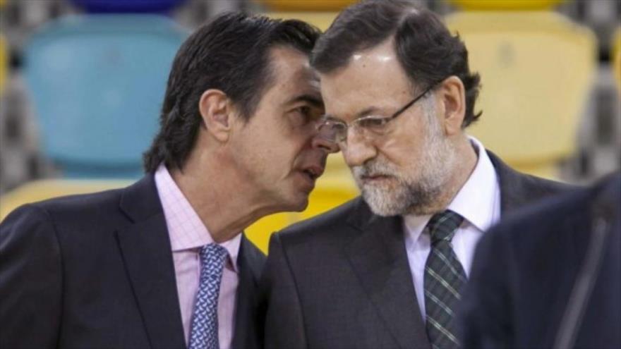 El exministro de Industria de España, José Manuel Soria, y el presidente del Gobierno en funciones, Mariano Rajoy.