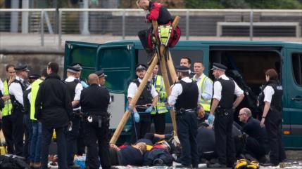 Activistas antirracistas paralizan vuelos de aeropuerto de Londres