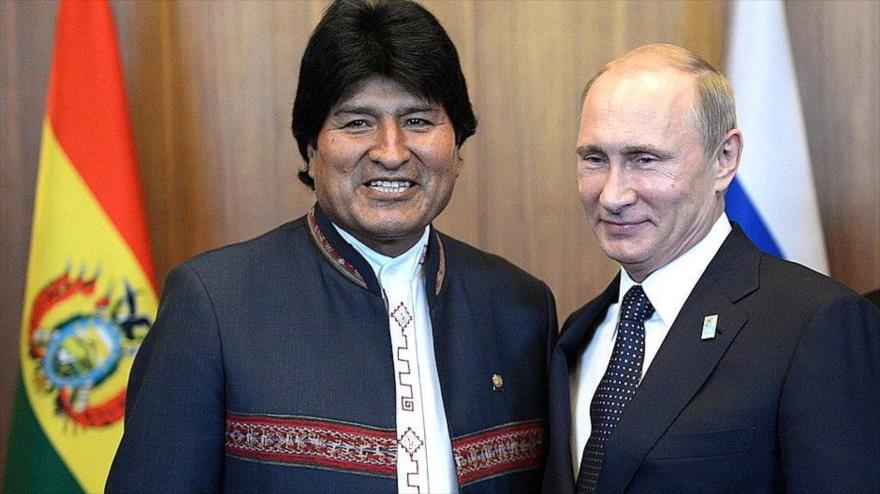 El presidente de Rusia, Vladimir Putin (dcha.) y su par boliviano, Evo Morales, durante un encuentro en Brasilia (capital de Brasil).