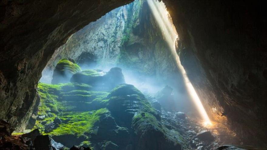Esta imagen de la cueva Hang Son Doong muestra cómo una parte del techo colapsó por la erosión creando un rayo de luz.