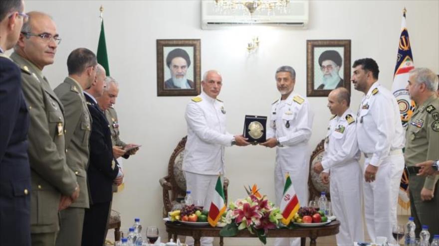 El comandante de la Fuerza Naval del Ejército de Irán, el contraalmirante Habibolá Sayari (centro-dcha.), recibe a la delegación naval italiana en Teherán, capital persa, 5 de septiembre de 2016.