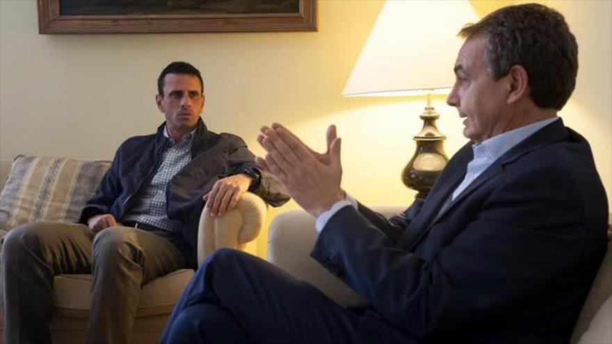 El dirigente opositor venezolano Henrique Capriles durante una reunión con el expresidente del Gobierno español José Luís Rodríguez Zapatero, quien forma parte de una comisión de la Unión de Naciones Suramericanas (Unasur) para promover el diálogo entre el Gobierno de Venezuela y la oposición.