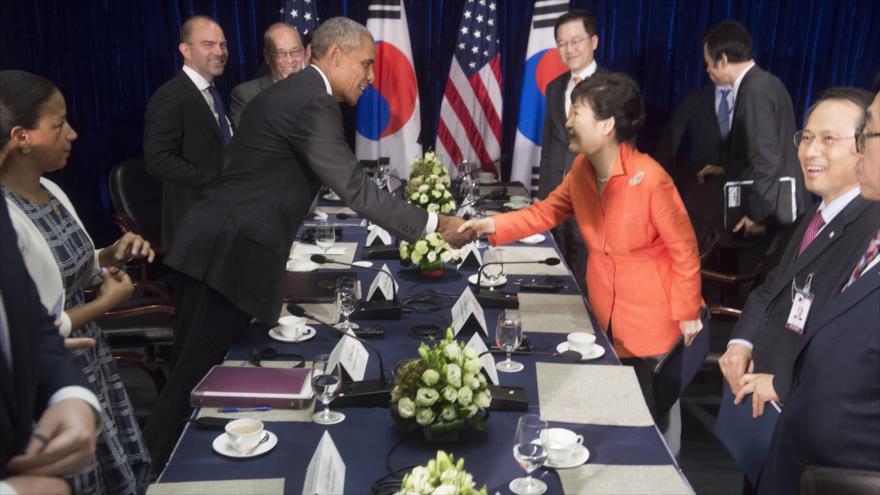 El presidente estadounidense, Barack Obama, y su homóloga surcoreana, Park Geun-hye, se dan la mano después de una reunión en Vientiane, capital de Laos, al margen de la cumbre de la Asociación de Naciones del Sureste Asiático (ASEAN), 6 de septiembre de 2016.