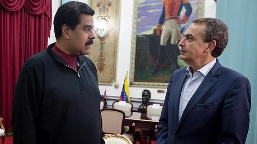 El presidente de Venezuela, Nicolás Maduro (izq.), y el expresidente del Gobierno español José Luis Rodríguez Zapatero.