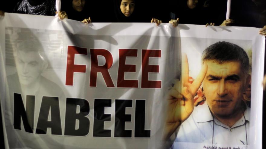 Manifestantes en Baréin exigen la liberación del encarcelado activista político Nabil Rayab.
