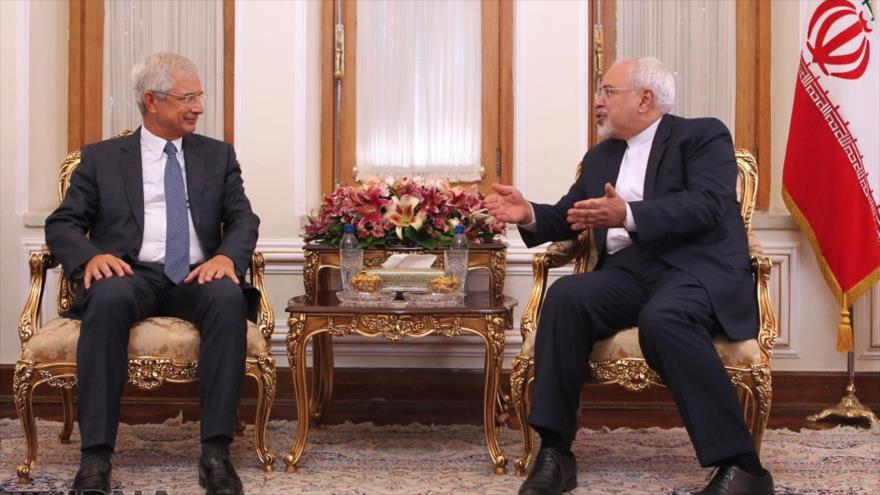Mohamad Yavad Zarif (dcha.), canciller de Irán, se reúne con el presidente de la Asamblea Nacional francesa, Claude Bartolone, en Teherán (capital iraní), 6 de septiembre de 2016.