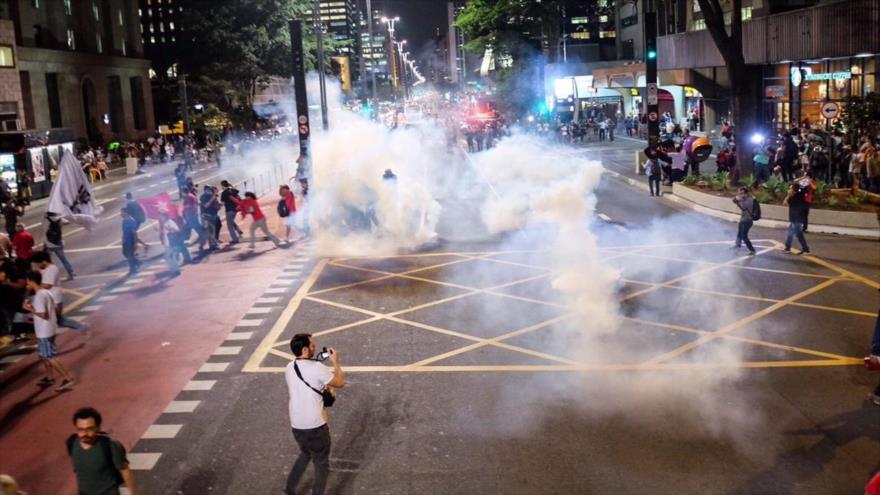 La Policía brasileña reprime una manifestación en la avenida Paulista de Sao Paulo en contra de la destitución de Dilma Rousseff como presidenta después de enfrentar un impeachment (juicio político), 29 de agosto de 2016.