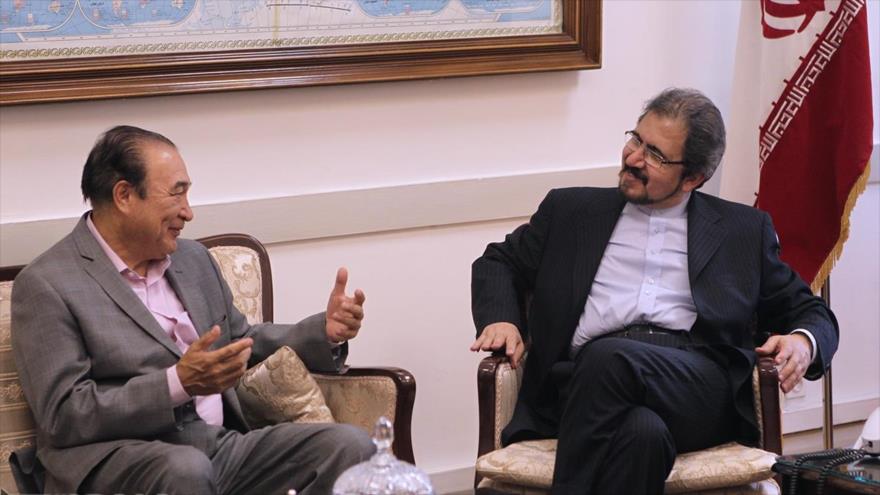 El portavoz de la Cancillería iraní, Bahram Qasemi (dcha.) se entrevista con el director general de la agencia de noticias mexicana Notimex, Alejandro Ramos Esquivel, en la capitalina ciudad de Teherán. 6 de septiembre de 2016