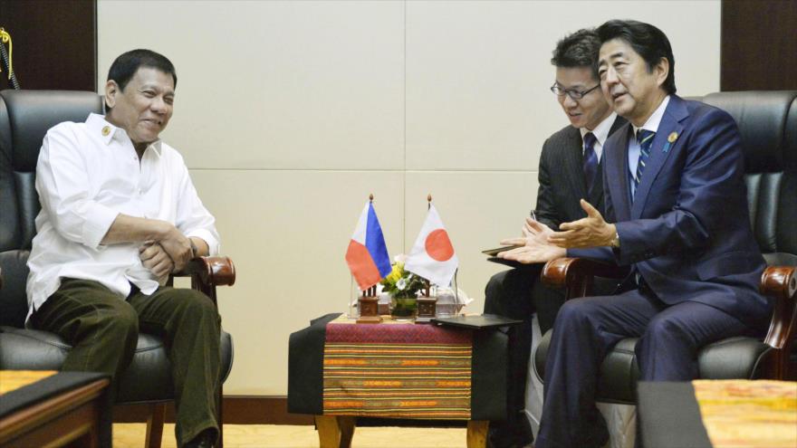 Rodrigo Duterte, el presidente filipino (izda.) se reunió con el primer ministro nipón, Shinzo Abe, en el marco de la Cumbre de la Asociación de Naciones del Sudeste Asiático (ASEAN) en Vientián, capital de Laos, 6 de septiembre de 2016.