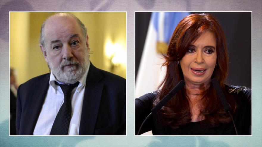La expresidenta de Argentina Cristina Fernández de Kirchner (dcha.) y el juez federal, Claudio Bonadío, que dictó su procesamiento.