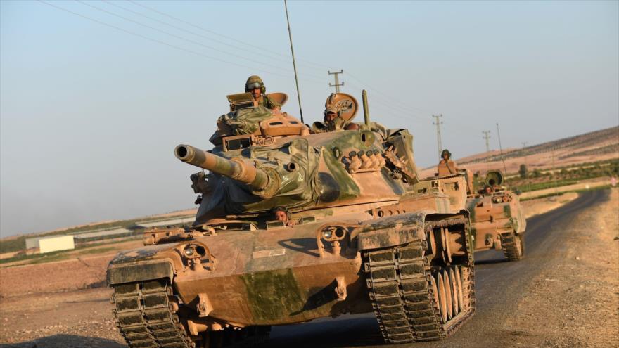 Un tanque del Ejército turco conduce hacia Turquía, precedente de la ciudad fronteriza de Yarabulus en el norte de Siria. 2 septiembre de 2016