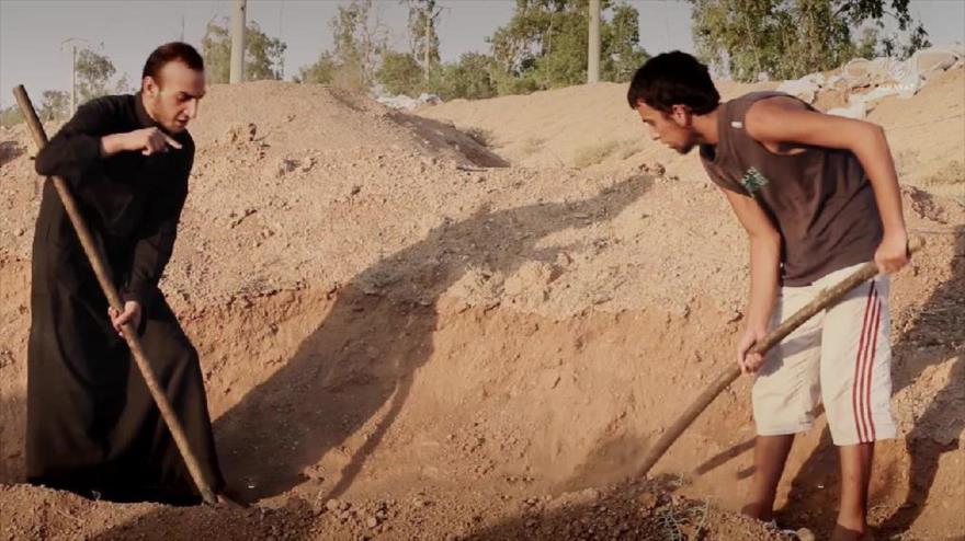 Soldados iraquíes se ven obligados por miembros del grupo terrorista EIIL (Daesh, en árabe) a cavar sus propias tumbas.