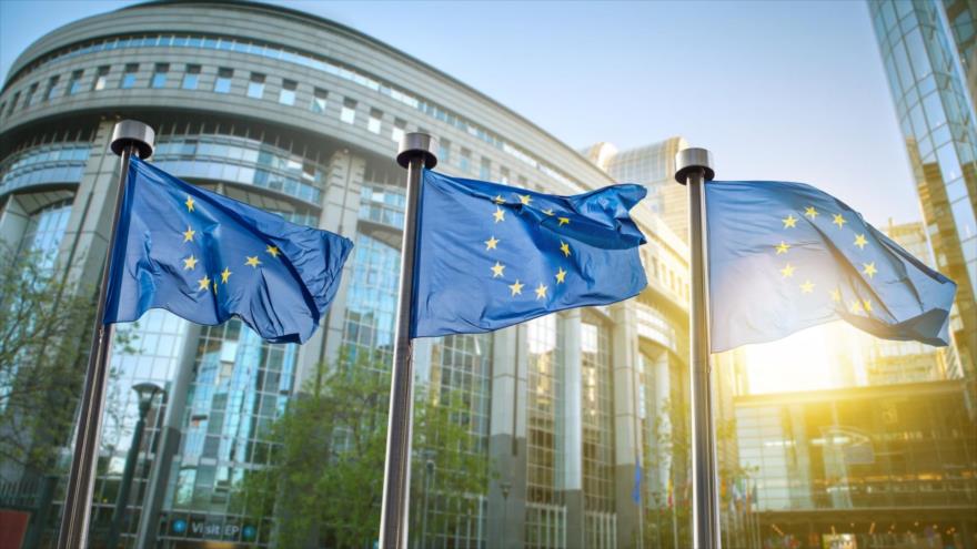 Banderas de la Unión Europea (UE), ondean frente un edificio del bloque comunitario en Brusela, capital de Bélgica. 