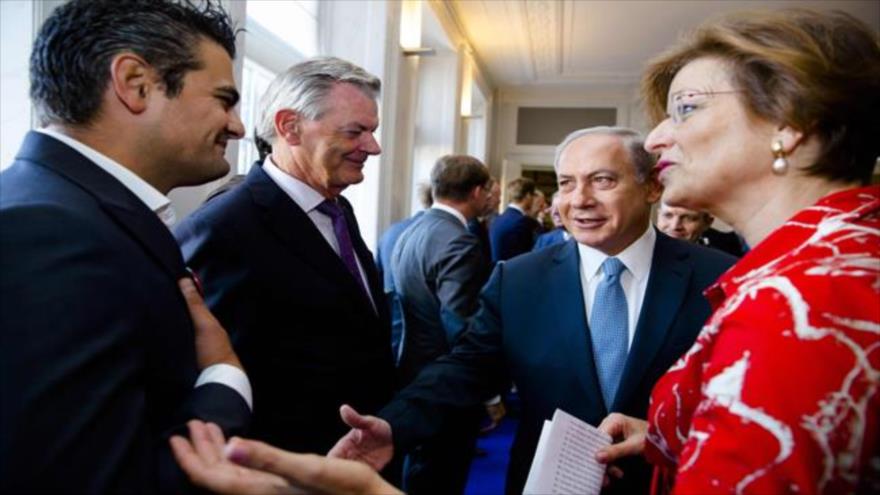 Tunahan Kuzu, parlamentario holandés (izda.), se niega a darse la mano con el primer ministro del régimen israelí, Benyamin Netanyahu, 7 de septiembre de 2016.