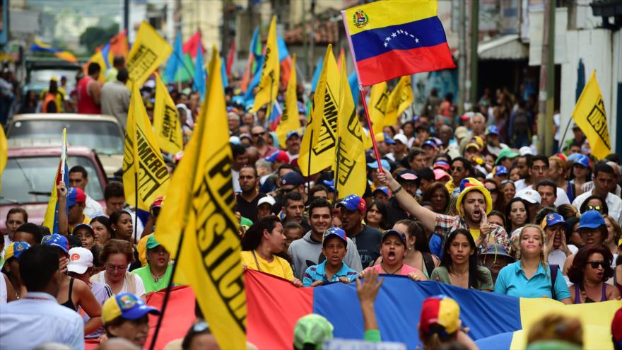 Venezuela sale a la calle para defender o rechazar a Maduro