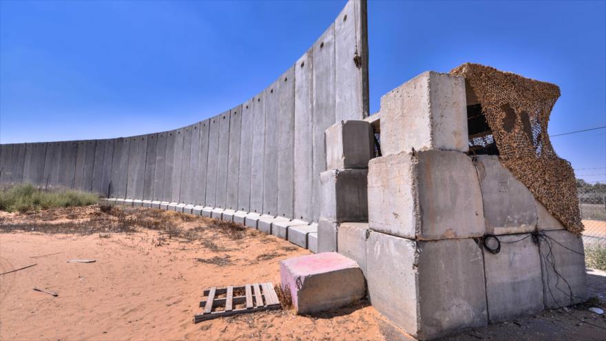 Un muro levantado por el régimen de Israel que separa una localidad en los territorios palestinos con Gaza.