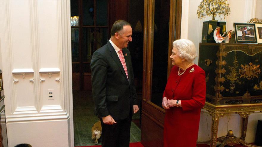 La reina británica, Isabel II, conversa con el primer ministro de Nueva Zelanda, John Key.