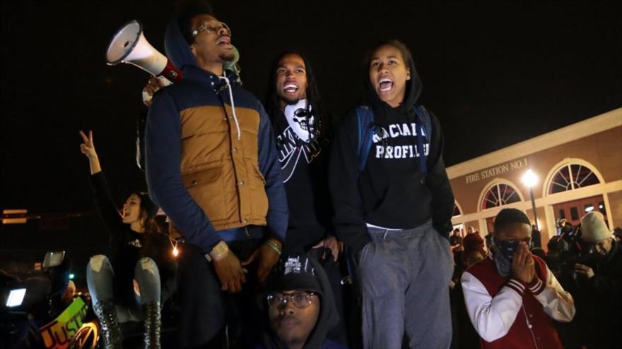 Darren Seals (centro), uno de los activistas que lideraba las protestas en Ferguson por la muerte de Michael Brown a manos de la Policía.