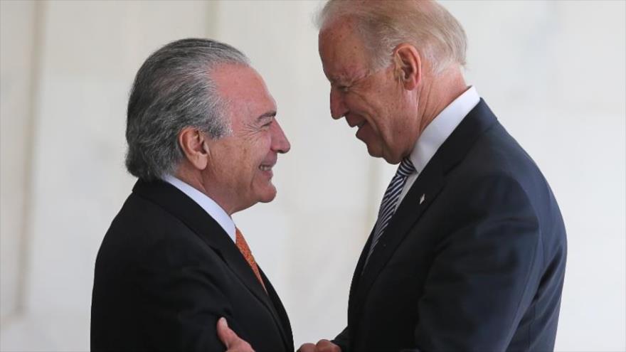 El nuevo presidente de Brasil, Michel Temer (izda.) y el vicepresidente estadounidense, Joe Biden, en el Palacio de Itamaraty, en Brasilia, 11 de octubre de 2013.