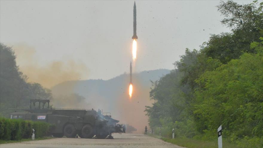 Foto sin fecha del lanzamiento de cohetes balísticos por unidades de artillería Hwasong de la Fuerza Estratégica de Corea del Norte en un lugar desconocido, difundida por la agencia estatal norcoreana de noticias, KCNA, 6 de septiembre de 2016.