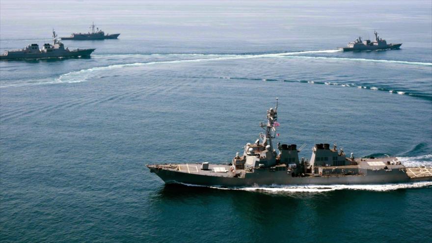 Tres buques de guerra chinos se acercan a un destructor de EE.UU. en el mar de la China Meridional.