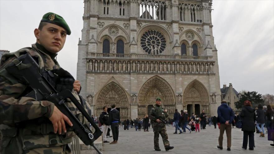 Fuerzas de seguridad desplegadas frente a la Catedral de Notre Dame.