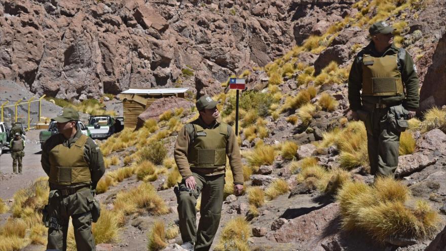 Las fuerzas de guardia de Chile miran el departamento de Potosí, sudoeste de Bolivia, mientras custodian la frontera Bolivia-Chile, 29 de marzo de 2016.