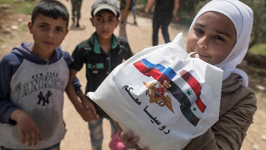 Los desplazados sirios reciben la ayuda humanitaria de Rusia.