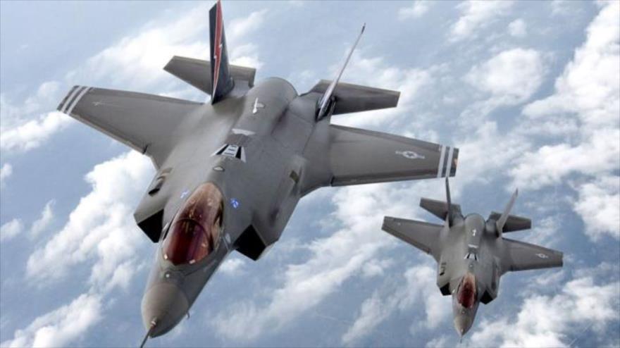 Dos aviones furtivos F-35 Lightning II, de fabricación estadounidense.