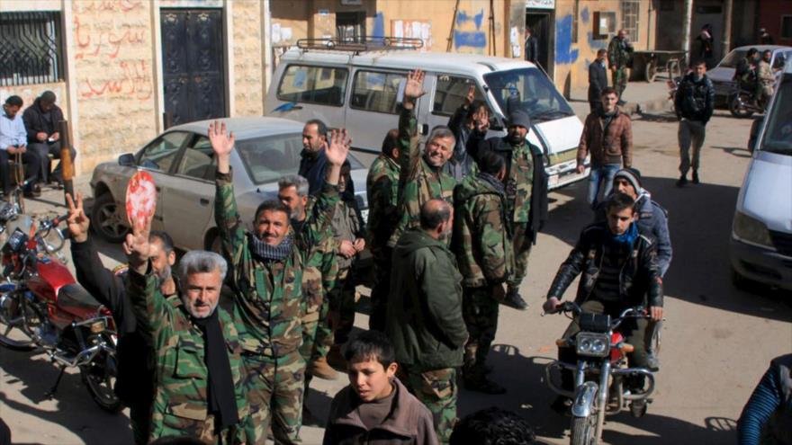 Soldados y ciudadanos sirios celebran su avance antiterrorista en Nubul y Al-Zahraa, norte de la provincia siria de Alepo, 4 de febrero de 2016.