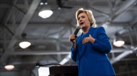 Clinton acusada de hacer trampas durante entrevista en vivo
