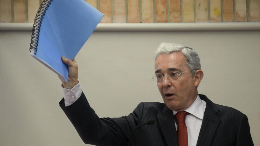 El expresidente de Colombia, Álvaro Uribe, del partido opositor Centro Democrático, habla durante un foro en condena del acuerdo de paz entre Bogotá y las FARC.