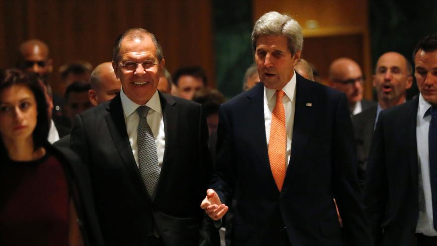 El canciller ruso, Serguei Lavrov (izquierda), y su par estadounidense, John Kerry, hablan antes de reunirse en Ginebra (Suiza), el 9 de septiembre de 2016.