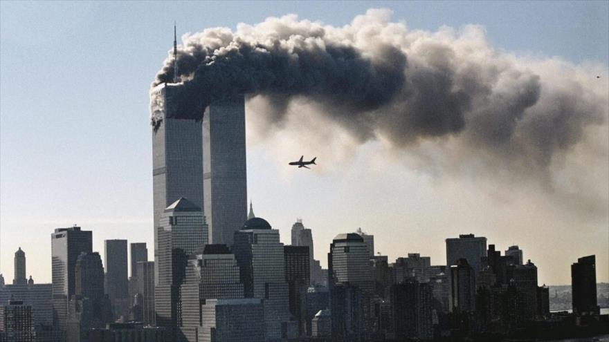 Inmensa columna de humo se levanta del World Trade Center en Nueva York, 11 de septiembre de 2001.