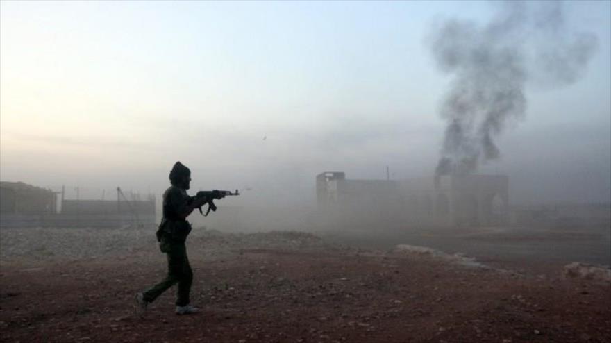 Miembro de un grupo armado durante combates con las fuerzas gubernamentales en las cercanías de Alepo, Siria. 