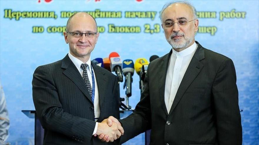 El jefe de la Organización de la Energía Atómica de Irán (OEAI), Ali Akbar Salehi (dcha.), y el director general de la Corporación Nuclear Estatal Rusa (Rosatom), Serguei Kirienko, durante la ceremonia de inauguración de la construcción de la II y III fase de la planta nuclear de Bushehr, 10 de septiembre de 2016. 