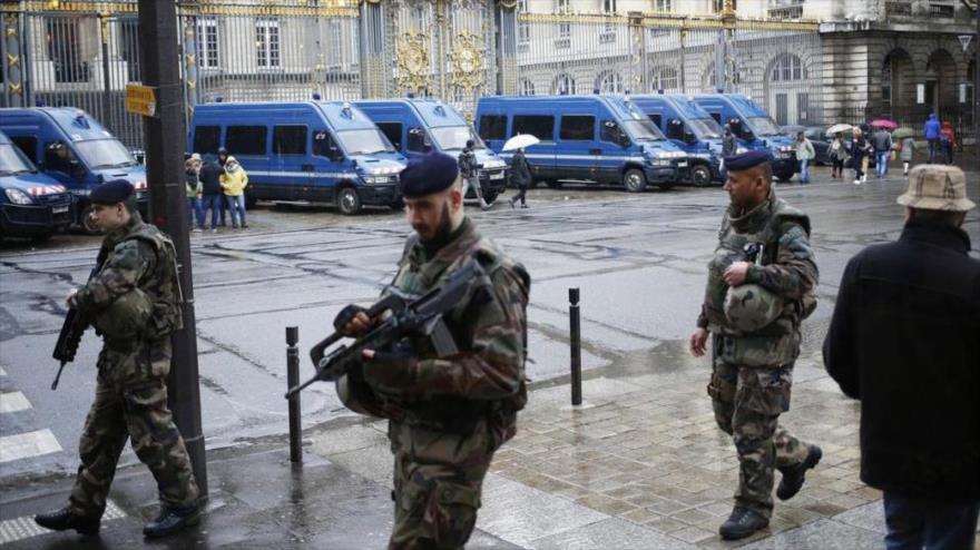 La policía francesa encuentra un arsenal de armas y explosivos en el piso de un detenido que pretendía atentar en París, la capital de Francia. 30 de marzo de 2016