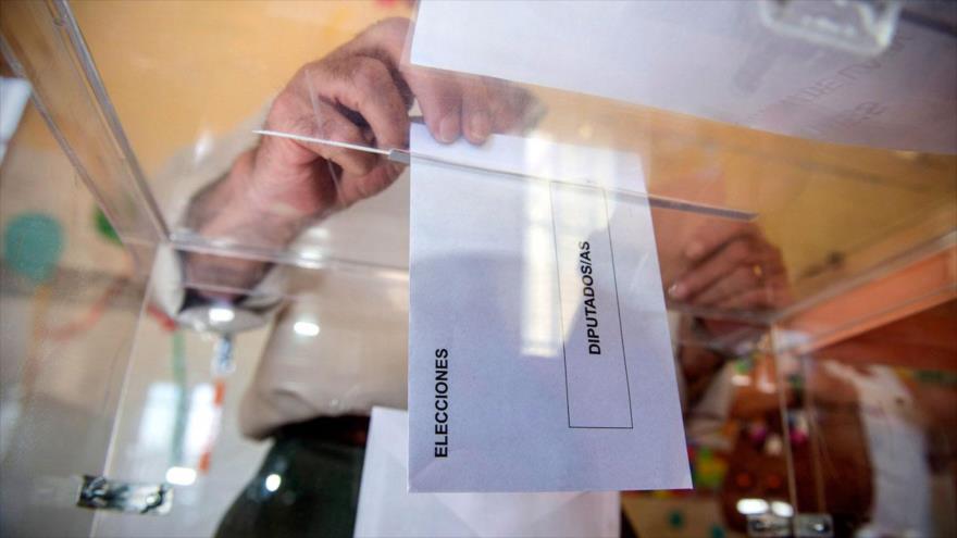 Un ciudadano español deposita su voto en una urna electoral en la segunda convocatoria realizada el pasado junio en España.