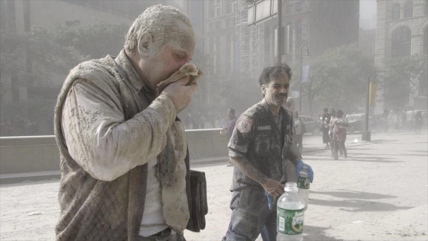 Un hombre cubierto de cenizas y polvo tose tras la caída de las Torres Gemelas, Nueva York, 11 de septiembre 2001.