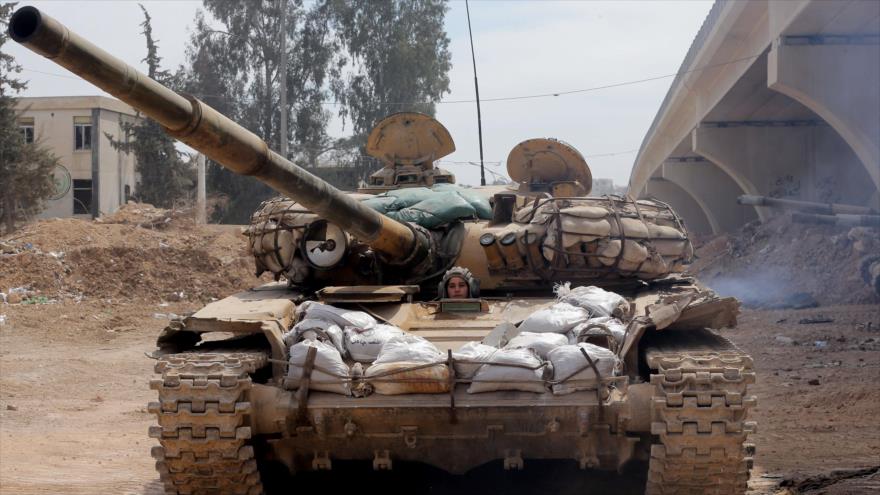 Una soldado siria en un tanque modelo T-72.