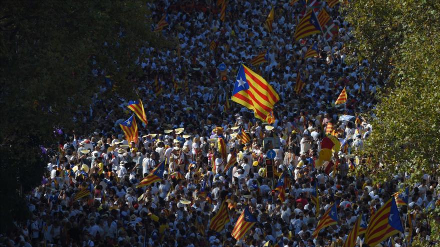 Una multitud agita banderas independentistas durante la celebración en Barcelona, en el noreste de España, de la Diada catalana, 11 de septiembre de 2016.