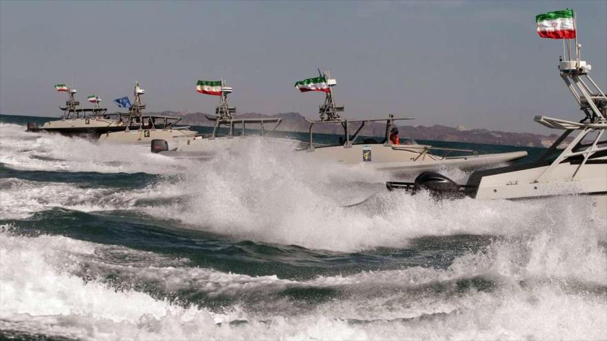 Lanchas rápidas de la Fuerza Naval del Cuerpo de los Guardianes de la Revolución Islámica de Irán (CGRI) en el Golfo Pérsico.