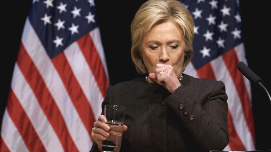 La candidata demócrata a las presidenciales de EE.UU., Hillary Clinton, es fotografiada mientras tose en un acto público.