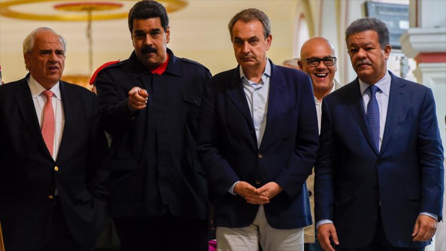 De izquierda a derecha, el secretario general de la Unasur, Ernesto Samper; el presidente de Venezuela, Nicolás Maduro; el expresidente español José Luis Rodríguez Zapatero y el expresidente de República Dominicana Leonel Fernández, al final de una reunión en el Palacio de Miraflores, Caracas, 21 de julio 2016.