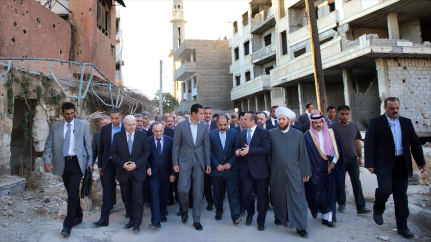El presidente sirio, Bashar al-Asad, acompañado por una delegación visita la ciudad de Daraya, recién liberada de los terroristas, en las afueras de la provincia de Damasco, 12 de septiembre de 2016.