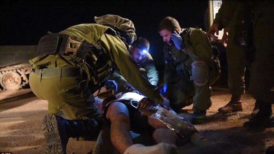 Soldados del ejército israelí prestan atención médica a terroristas sirios en altos del Golán.