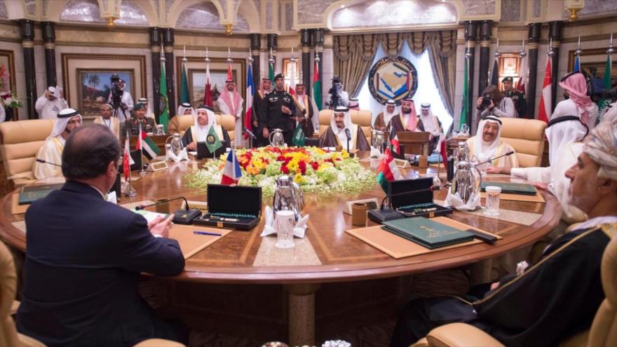 Los líderes del Consejo de Cooperación del Golfo (CCG, integrado por países árabes ribereños del Golfo Pérsico) y el invitado presidente francés, François Hollande, durante una reunión en Riad, capital saudí, 5 de mayo de 2015.