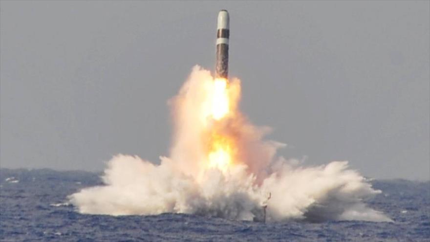 Un misil balístico intercontinental Trident II D-5 despega de un silo del submarino Maryland (clase Ohio).