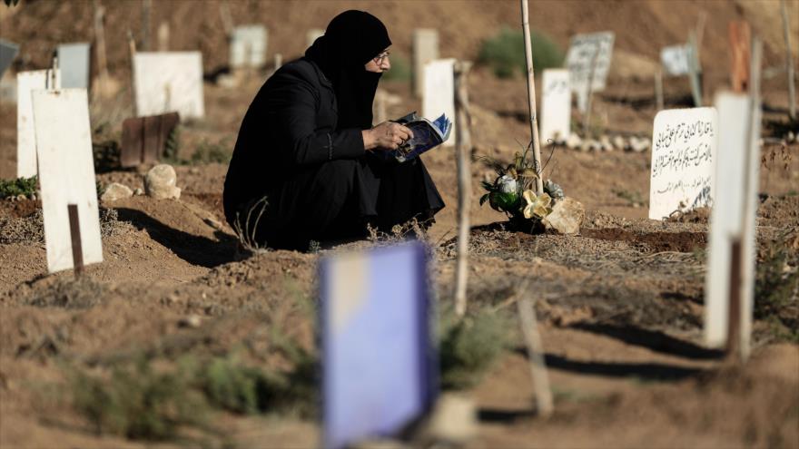 Mujer siria reza sobre la tumba de su hijo en la ciudad de Duma, al este de Damasco (capital de Siria), 12 de septiembre de 2016.